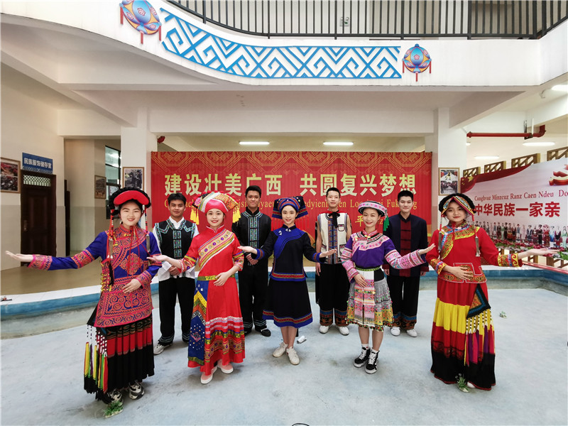 百色民族高級中學(xué)學(xué)生身穿少數民族服飾，分別用代表方言解讀詩(shī)歌《繡袈裟衣緣》（黃立情 攝）.jpg